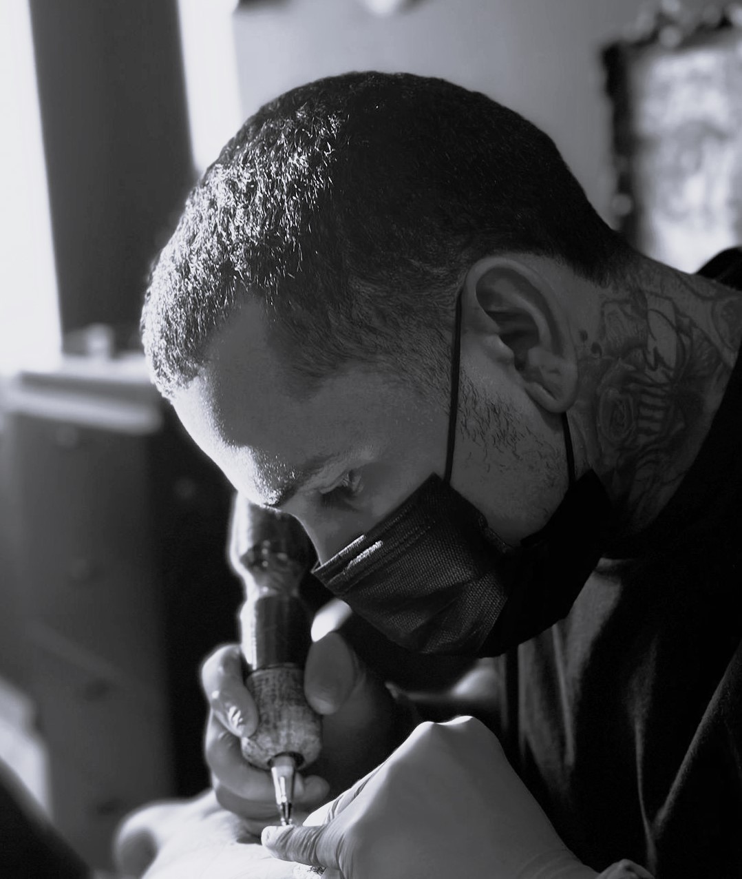 Neném Lopes trabalhando em tatuagem realista no estúdio