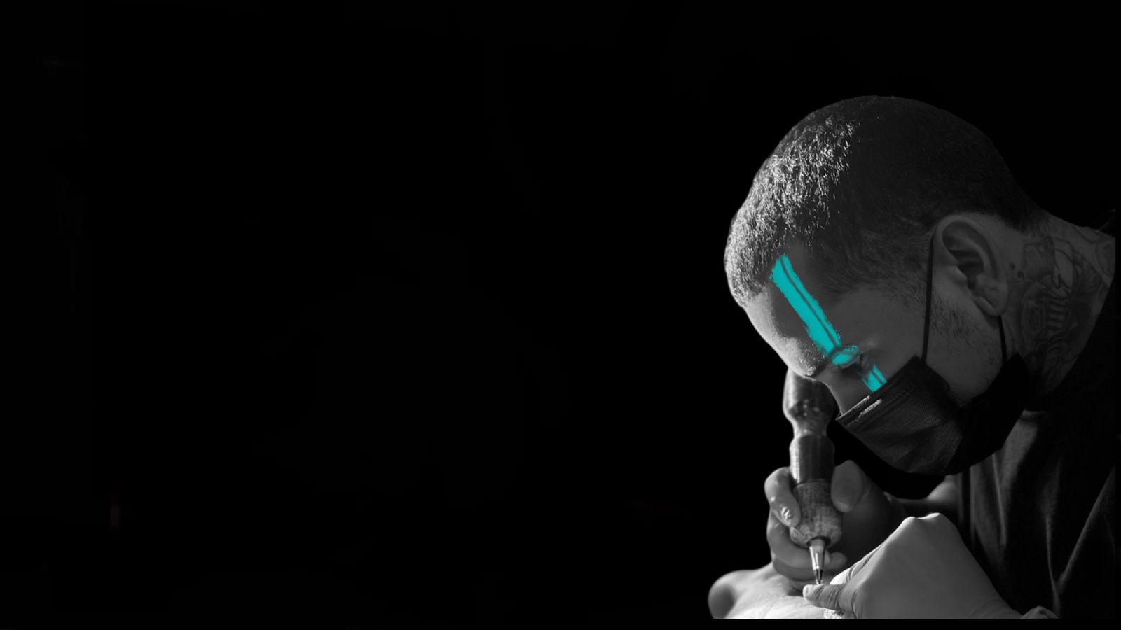 Neném Lopes tatuando cliente em seu estúdio em São Luís do Maranhão